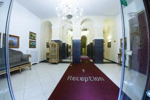 una hall con un cartello rosso per la reception sul piano di Grand Hotel Capodimonte a Napoli