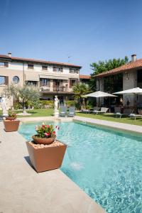 a swimming pool in front of a building at Residence Cà di Capri in Bussolengo