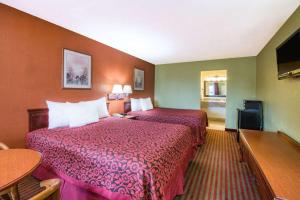 Postel nebo postele na pokoji v ubytování Days Inn by Wyndham McAllen