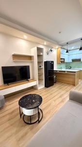 a living room with a table and a couch at LeeThuyhomePR86 in Kinh Dinh