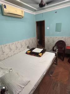 a room with a bed in a room with a ceiling at Hotel Shabnam,Near Park St,New Market,Esplanade in Kolkata