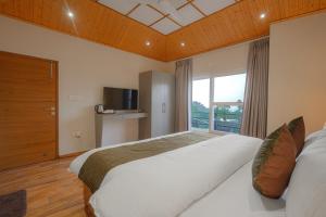a bedroom with a large bed and a window at Reejas inn's n' suites in Kasauli