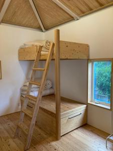 a bunk bed in a tiny house at 丘の上の小さなスローリゾート フェニックスの宿 in Miyazaki