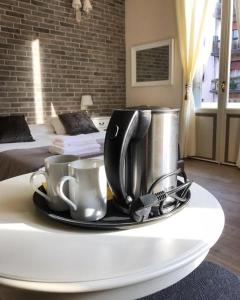 a tray with cups on a table in a bedroom at Maglo Centro in Bologna