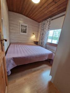 a bedroom with a large bed in a room at Rantamökki 28 in Syöte