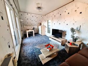 a living room with a couch and a tv at Willkommen bei Renate und Jörg in Unna