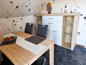 an office with a desk and a table with chairs at Willkommen bei Renate und Jörg in Unna