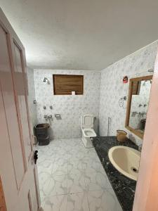 a bathroom with a sink and a toilet at Hotel king palace in Pahalgām +15 photos