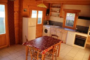 Η κουζίνα ή μικρή κουζίνα στο chalets de combebelle