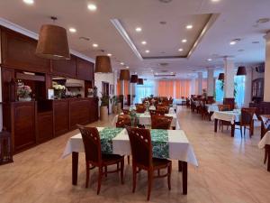 a dining room with tables and chairs in a restaurant at Hotel Neo Międzyrzecz in Międzyrzecz