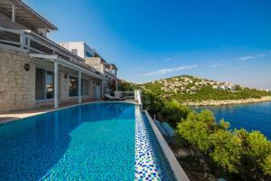 uma villa com piscina junto ao oceano em Villa Deniz Kaş em Kas