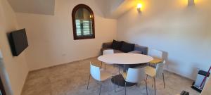 a living room with a table and chairs and a couch at Apartments BEVANDA in Šimuni
