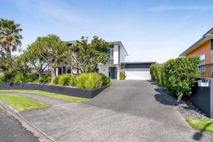a driveway leading to a house with a garage at Executive On Parkview - 3BR modern family home in New Plymouth