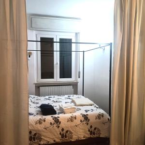 a bedroom with a bed and a window at La Stanza nella corte in Bollate