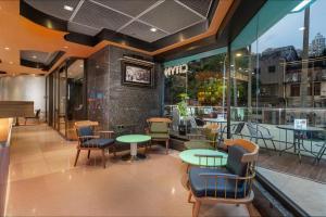 a restaurant with tables and chairs and a window at CityNote Hotel Shangxiajiu Pedestrian Guangzhou in Guangzhou