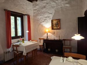 a dining room with a table and chairs and a table at Casa Rural Hosteria Cantarranas in Cuacos de Yuste
