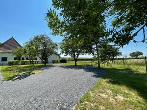 a gravel driveway in front of a house with trees at Gîte Le Mailloux - Maison calme à 15 min du Pal in Saligny-sur-Roudon +1 photo