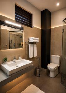 a bathroom with a sink and a toilet at Akway Resort Beragala Haputale in Beragala