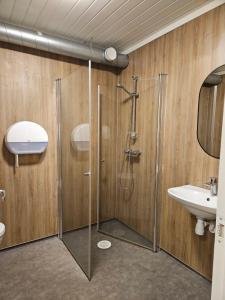 a bathroom with a shower and a sink at Fossen Camping Fagernes in Døvre +32 photos