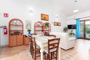 a living room with a white table and chairs at Luna in Onifai