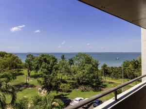 ein Balkon mit Meerblick in der Unterkunft Novotel Darwin CBD in Darwin