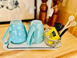 two blue mugs on a plate on a table at Maison Aubergerac in Bergerac