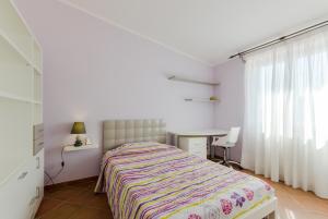 una camera da letto con un letto, una scrivania e un tavolo di Borgo Dragani a Ortona