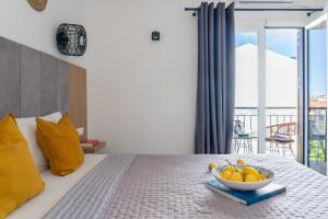 a bowl of fruit on a bed in a bedroom at Cactus in Skiathos
