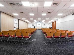 an empty room with chairs and a projection screen at Mercure Tours Sud in Joué-lès-Tours +91 photos