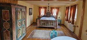 a bedroom with a bed in the middle of a room at Fewo-Auf-der-Muehlwiese-fuer-4-10-Personen in Großschönau