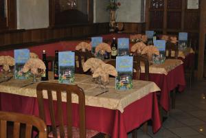 un grupo de mesas con copas de vino. en Miramonti Hotel, en Garniga Terme