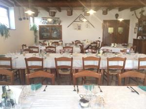a large dining room with white tables and chairs at Agriturismo Paradiso in Sarego