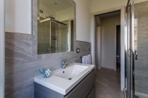 A bathroom at Versilia Residence
