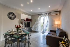 A seating area at Versilia Residence