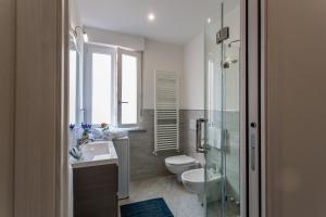 A bathroom at Versilia Residence