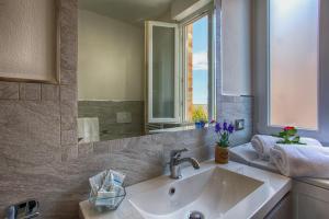 A bathroom at Versilia Residence