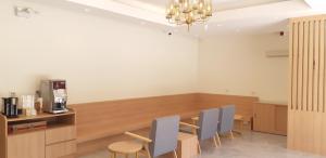 ein Wartezimmer mit Stühlen und einer Kaffeemaschine in der Unterkunft Ceniq Hotel in Sathani Nakhon Lampang