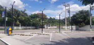 ein Parkplatz mit gelben und weißen Absperrungen auf einem Parkplatz in der Unterkunft Ceniq Hotel in Sathani Nakhon Lampang