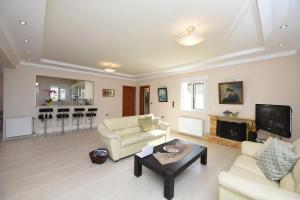 sala de estar con 2 sofás y TV en Villa Paradeisi en Paradisi