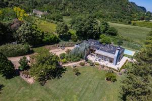 an overhead view of a large house in a field at Villa Montplaisir 180m² - Jacuzzi in Charmes-sur-Rhône