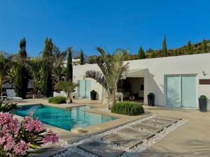 a villa with a swimming pool and a house at Casa Tajuya in Los Llanos de Aridane