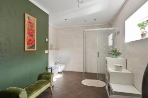 ein Badezimmer mit Dusche und Waschbecken in der Unterkunft Guest house Kajaki-Ragaciems in Ragaciems + 67 Fotos