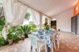 a dining room with a table and chairs at Luna in Onifai