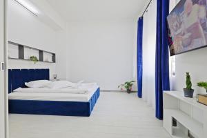 a white and blue bedroom with a bed in it at Kasa KEK - MCMXXV in Mangalia