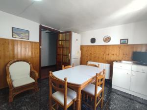a room with a table and chairs and a kitchen at Casona de Barrabás in San Vicente de la Sonsierra