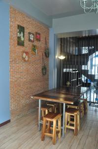 - une salle à manger avec une table et des chaises en bois dans l'établissement Sriyanar Place, à Bangkok