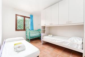a bedroom with two beds and a crib at Luna in Onifai