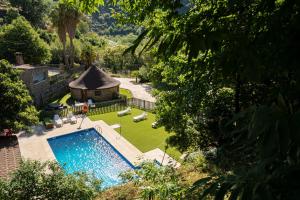 an overhead view of a swimming pool in a garden at Chozos Rurales El Solitario in Baños de Montemayor