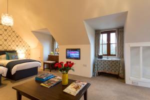 una camera con letto e tavolo con fiori di Studio in the Field ad Andover