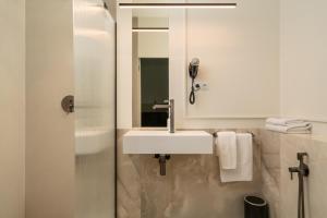 a bathroom with a white sink and a mirror at apartamenty-wroc Central Park in Wrocław +7 photos